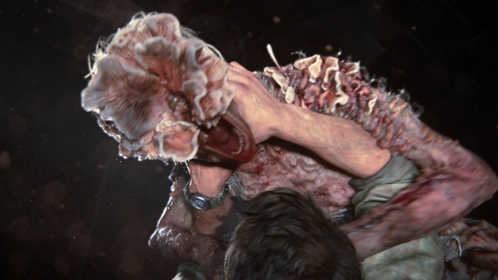 Promo screenshot for The Last Of Us showing Joel fighting a clicker.