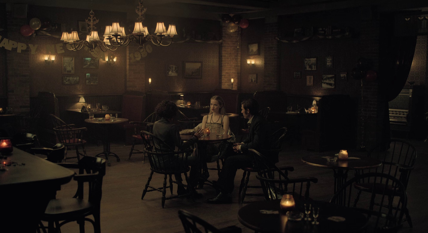 Carla Gugino, Willa Fitzgerald, and Zach Gilford in The Fall of the House of Usher (2023).