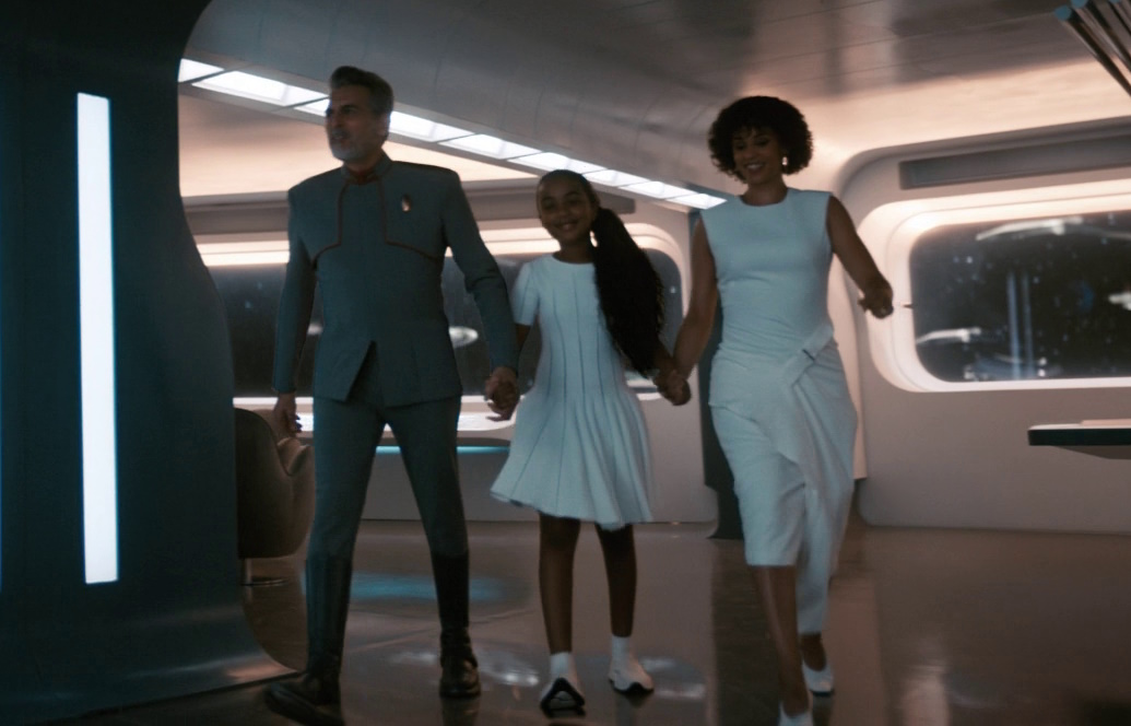 Still frame from Discovery Season 4 episode Coming Home showing Admiral Vance with his wife and daughter.