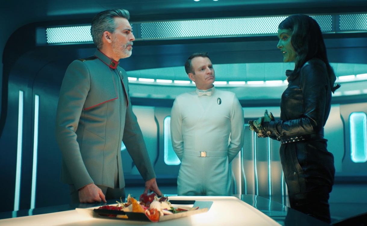 Still frame from the Discovery Season 3 episode There Is A Tide showing Admiral Vance and Osyraa at the negotiating table.