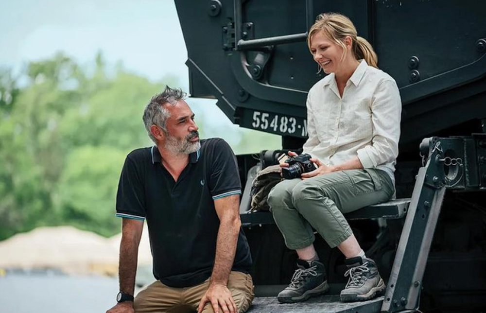Behind-the-scenes photo from Civil War (2024) showing director Alex Garland and star Kirsten Dunst.
