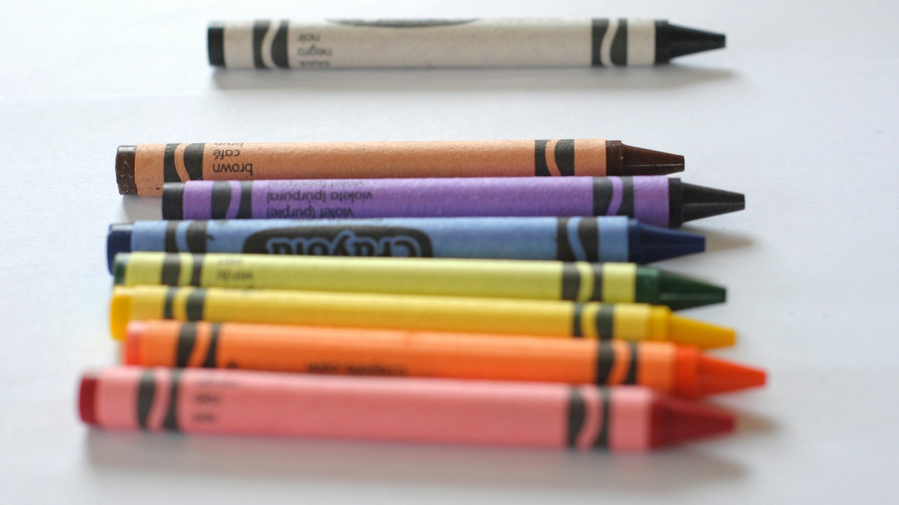 A photograph of colourful wax crayons.