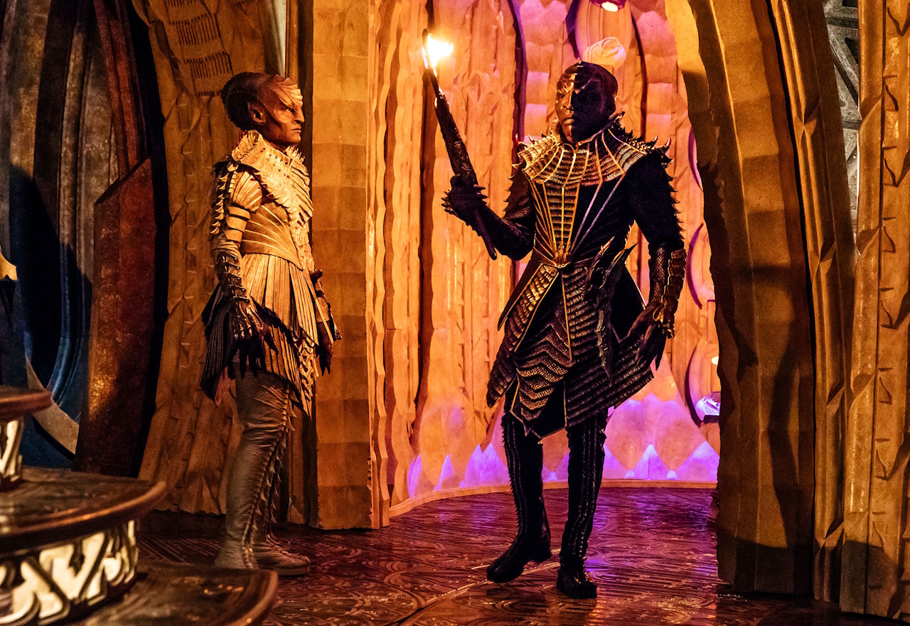 Promo photo for Star Trek: Discovery Season 1 showing L'Rell and T'Kuvma carrying a torch.