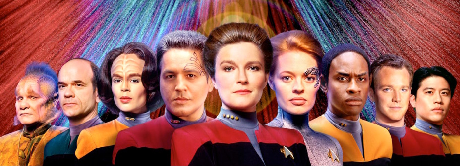 Promotional image of the Star Trek: Voyager cast.