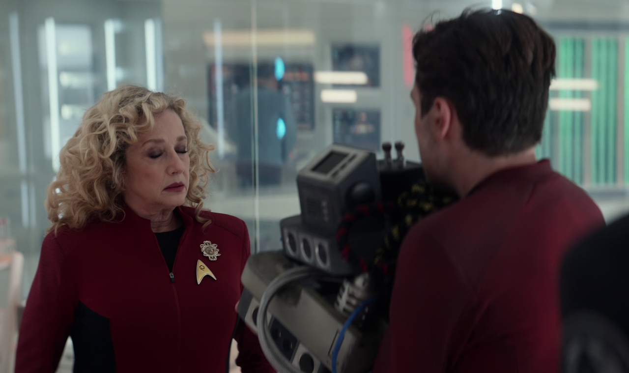 Still frame from Star Trek: Strange New Worlds Season 2 Episode 10 (2023) showing Pelia reuniting with Scotty.