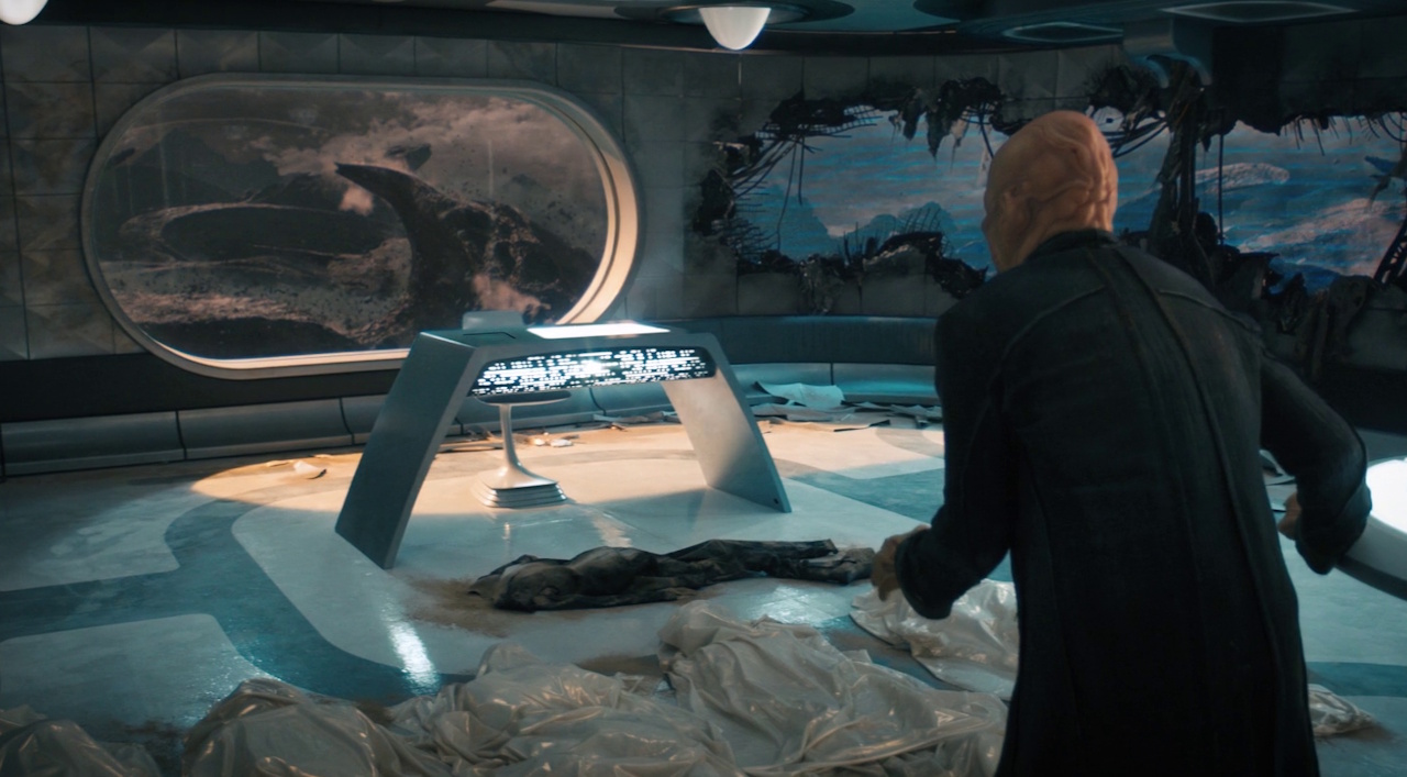 Still frame from Star Trek: Discovery Season 3 showing Su'Kal aboard the wreck of the Khi'eth.