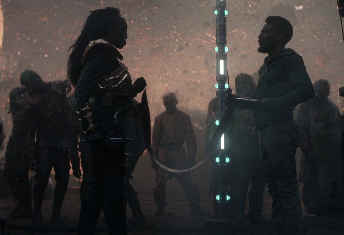 Still frame from Star Trek: Strange New Worlds 3x03: Shuttle to Kenfori, showing M'Benga and Bytha engaged in ritual combat.