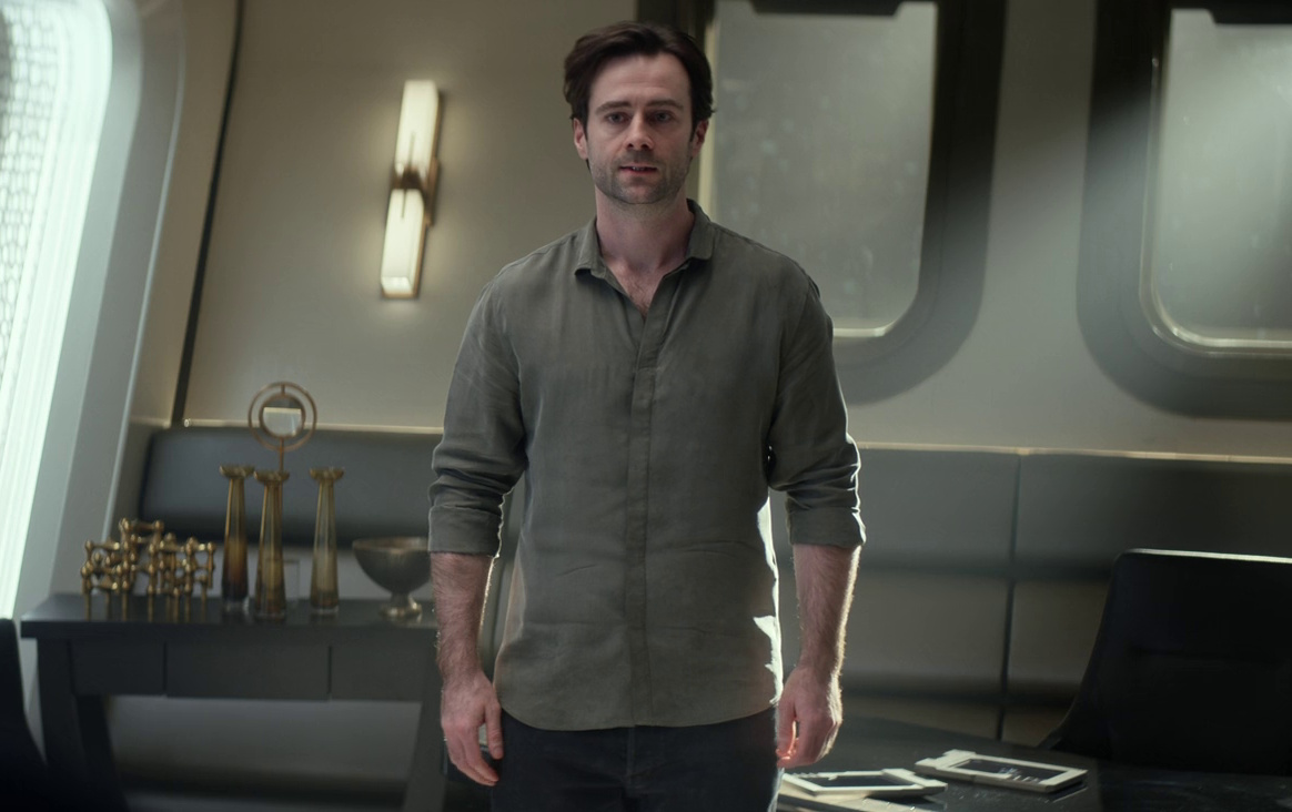 Still frame from Star Trek: Strange New Worlds 3x02 Wedding Bell Blues showing Dr Korby.