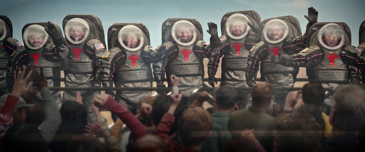 Still frame from Star Trek: Strange New Worlds 3x06: The Sehlat Who Ate Its Tail showing a photo of the scavengers' ancestors.