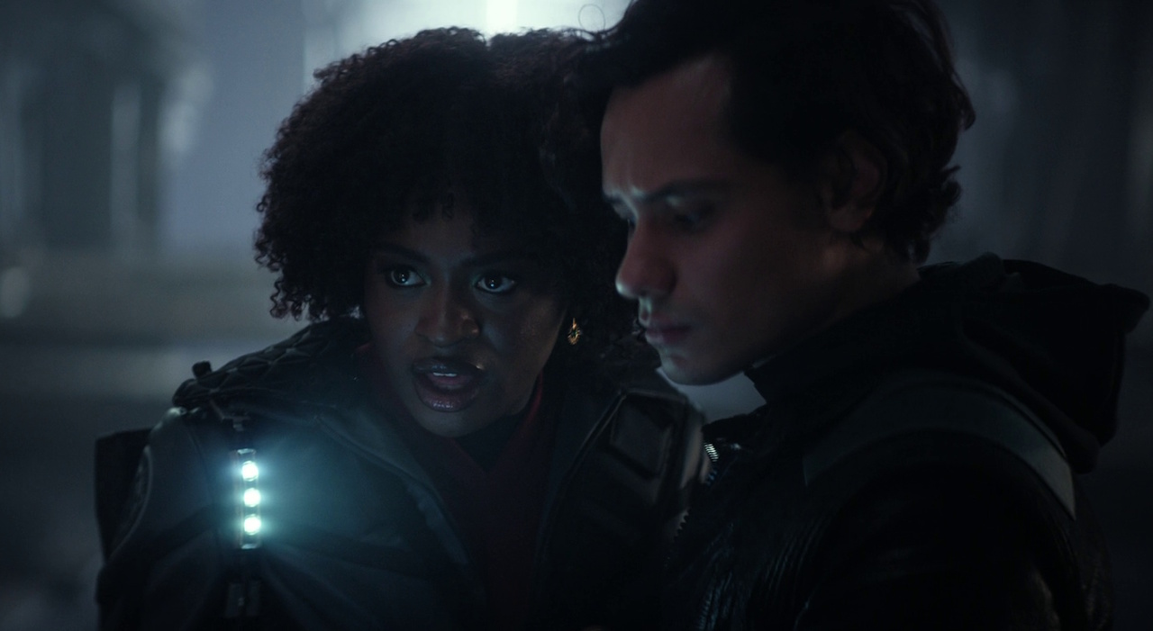 Still frame from Star Trek: Strange New Worlds 3x05 "Through the Lens of Time" showing Beto and Uhura in the alien prison.