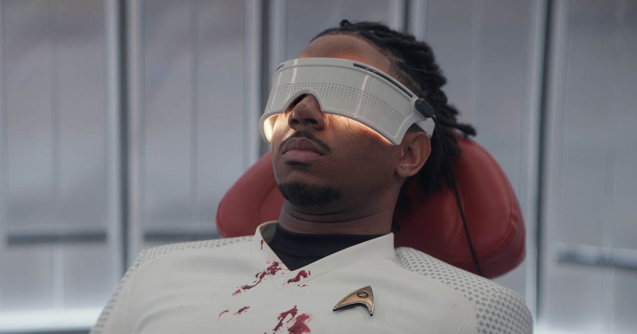 Still frame from Star Trek: Strange New Worlds 3x05 "Through the Lens of Time" showing Gamble in sickbay with a visor.