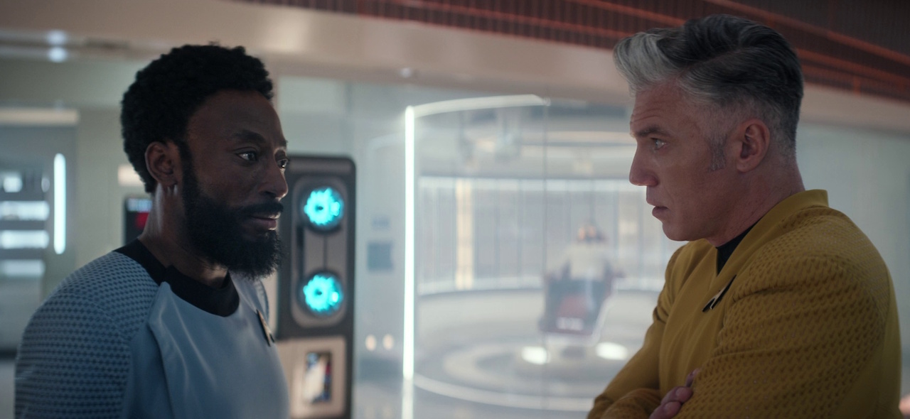 Still frame from Star Trek: Strange New Worlds 3x05 "Through the Lens of Time" showing M'Benga and Pike in sickbay.