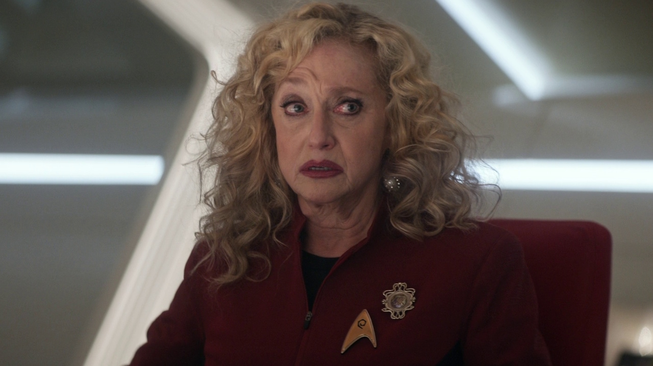 Still frame from Star Trek: Strange New Worlds 3x05 "Through the Lens of Time" showing Pelia in the briefing room.