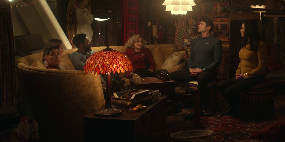 Still frame from Star Trek: Strange New Worlds, 3x08, Four-and-a-Half Vulcans showing the crew chatting in Pelia's quarters.