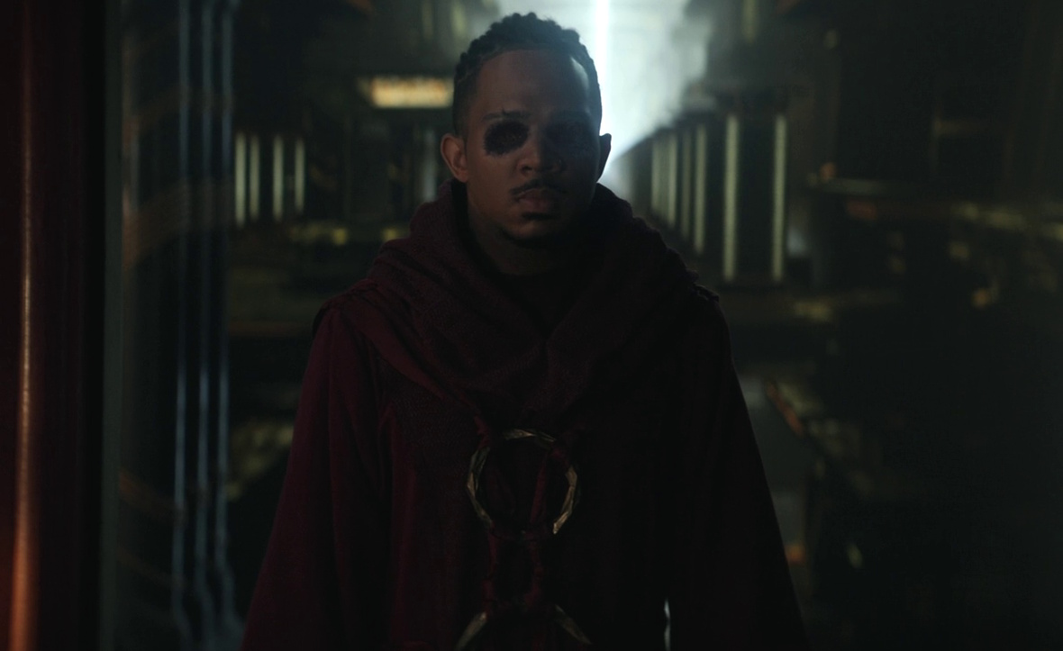 Still frame from Star Trek: Strange New Worlds 3x10 (New Life and New Civilizations) showing Gamble possessed by the Vezda.