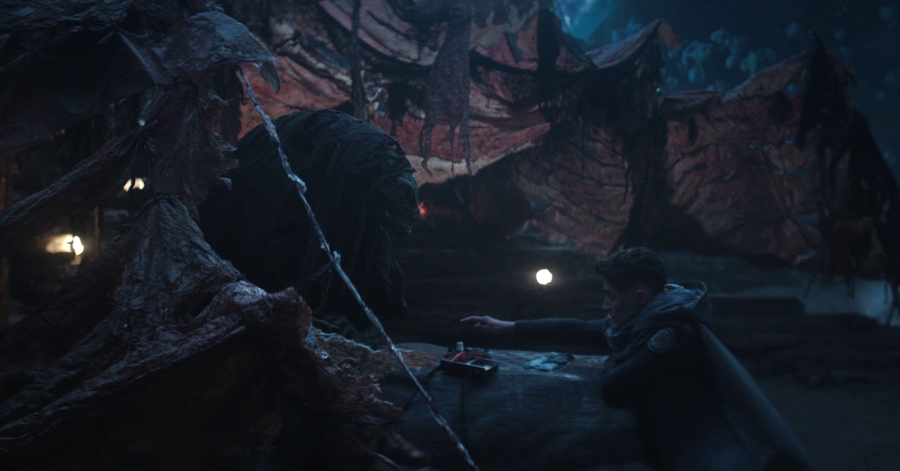 Still frame from Star Trek: Strange New Worlds 3x09: Terrarium, showing Ortegas and the Gorn playing chess.