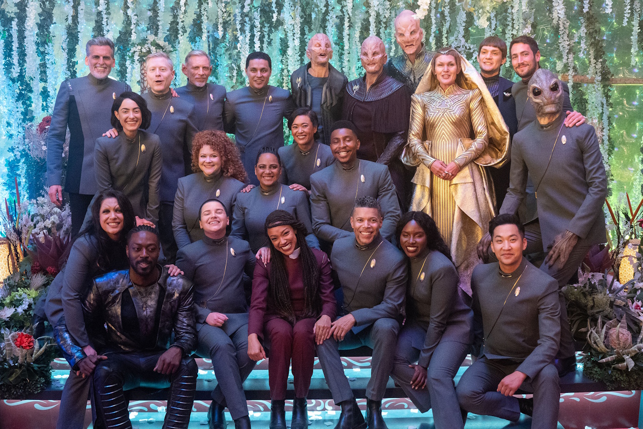 Behind-the-scenes cast photo from Discovery S5