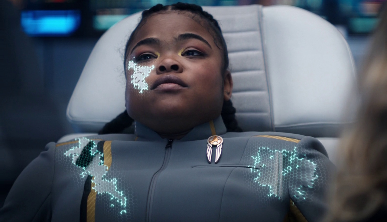 Still frame from Star Trek SFA 1x08 showing Sam