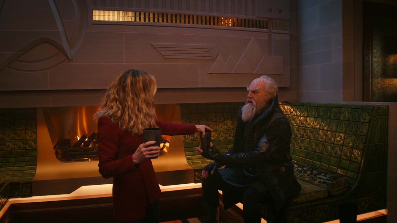 Still frame from Vox in Excelso showing Ake and the Klingon leader