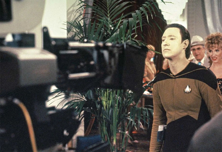 A behind-the-scenes photo from Star Trek TNG S2 showing Brent Spiner