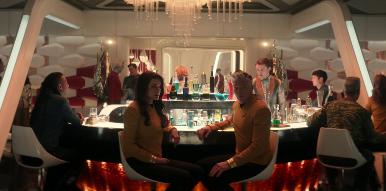 Still frame from Star Trek SNW 4x03 showing Pike and Una in the Enterprise's bar