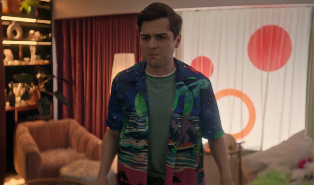 Still frame from Star Trek SNW 4x03 showing Scotty in his off-duty shirt