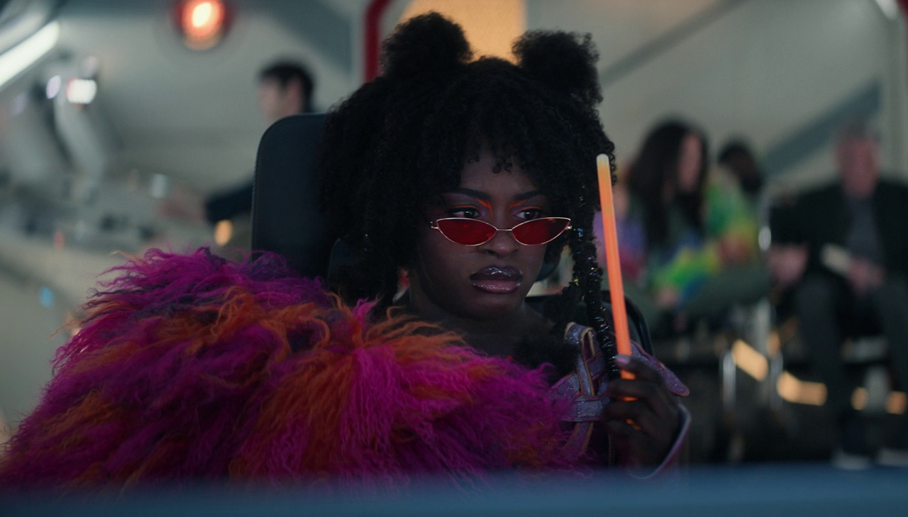 Still frame from Star Trek SNW 4x03 showing Uhura holding a glowstick