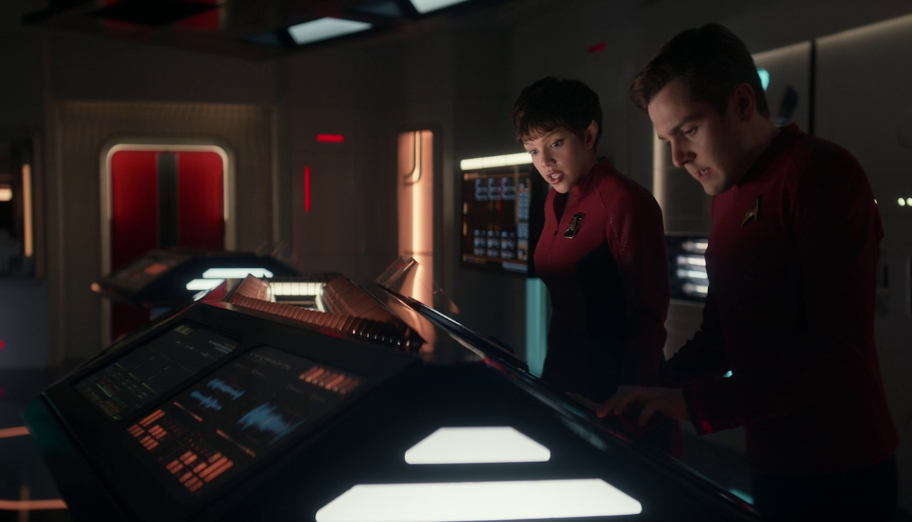 Still frame from Star Trek SNW 4x06 showing A'Sha and Scotty