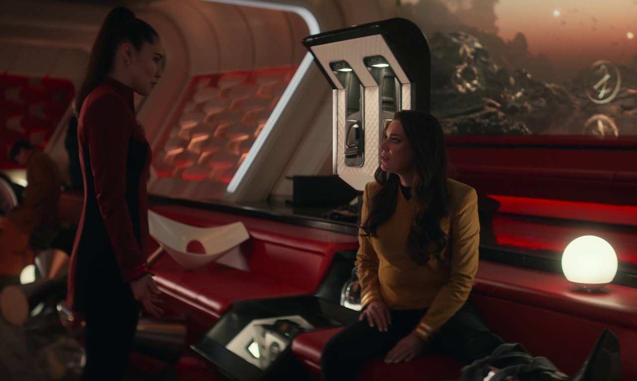 Still frame from Star Trek SNW 4x06 showing La'an and Una