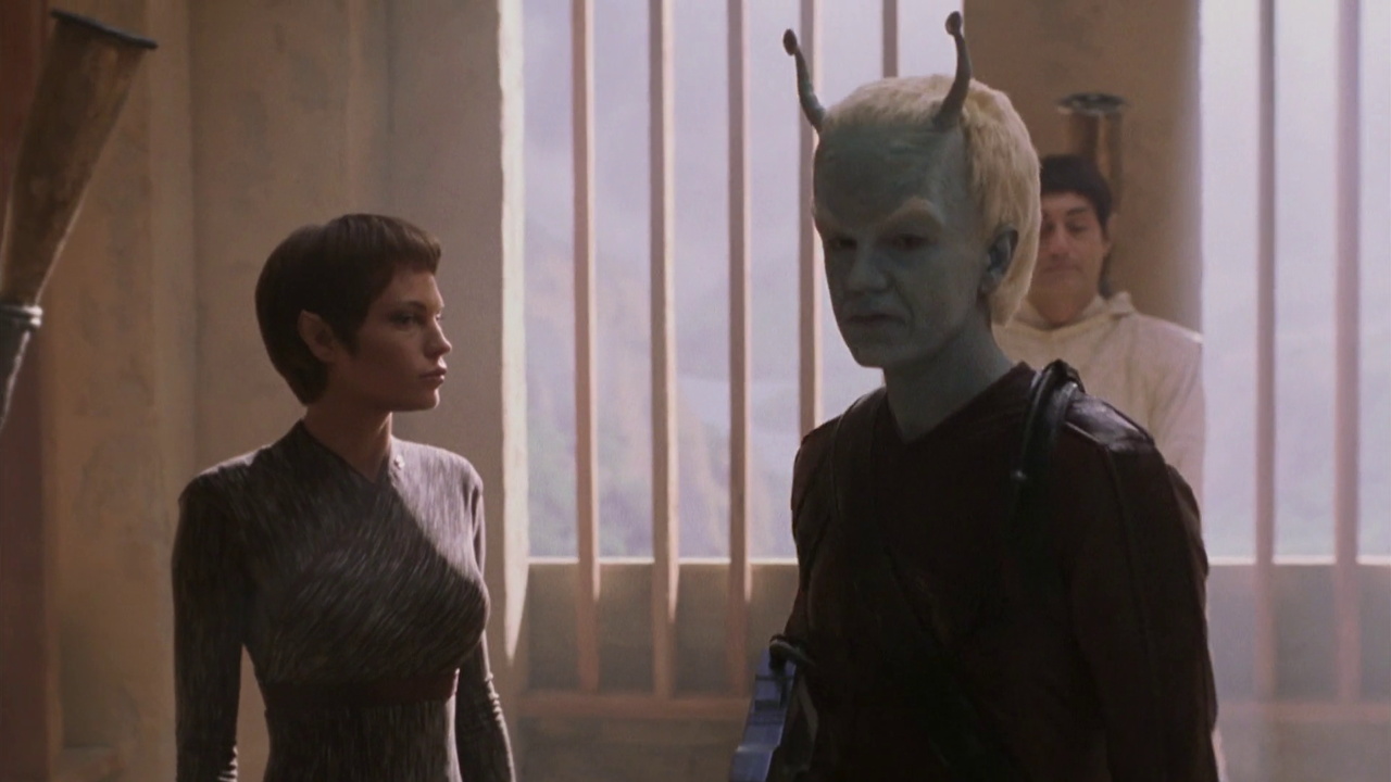 Still frame from Star Trek ENT 1x07 showing T'Pol and an Andorian