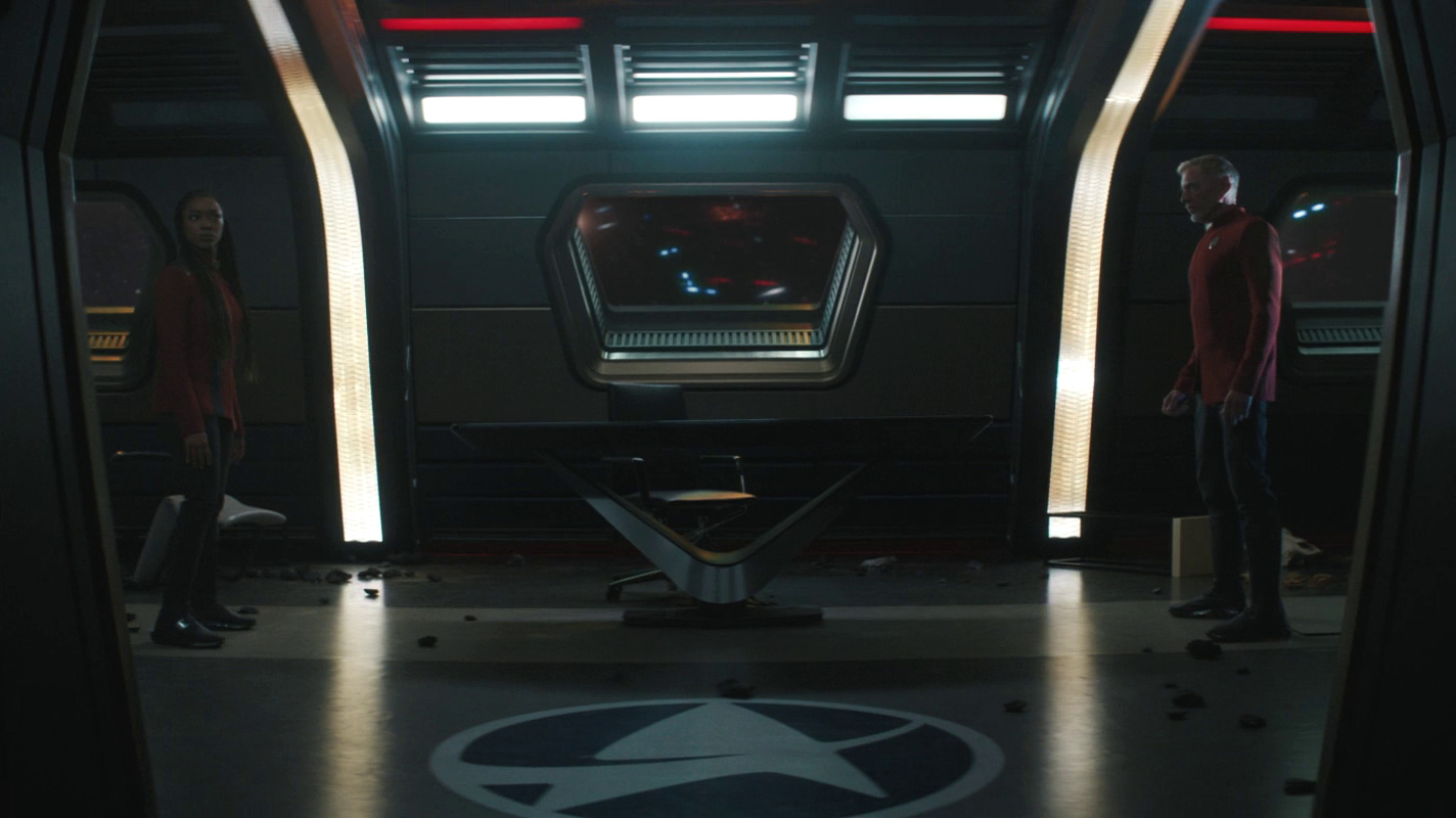 Still frame from Star Trek DIS 5x04 showing Burnham and Rayner