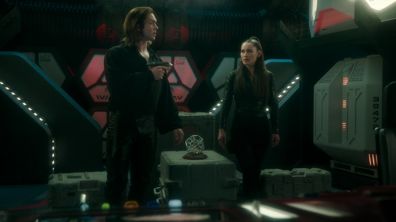 Still frame from Star Trek SNW 4x07 showing fake Sybok pointing a phaser at La'an