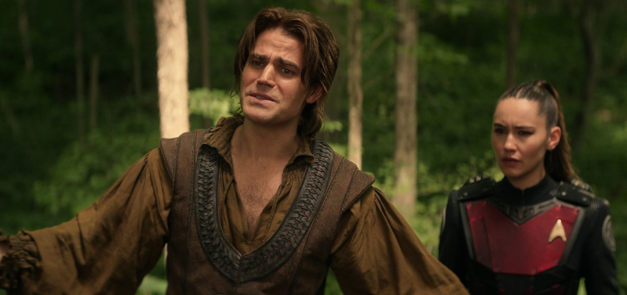 Still frame from Star Trek SNW 4x09 showing Dashing (Kirk) and La'an
