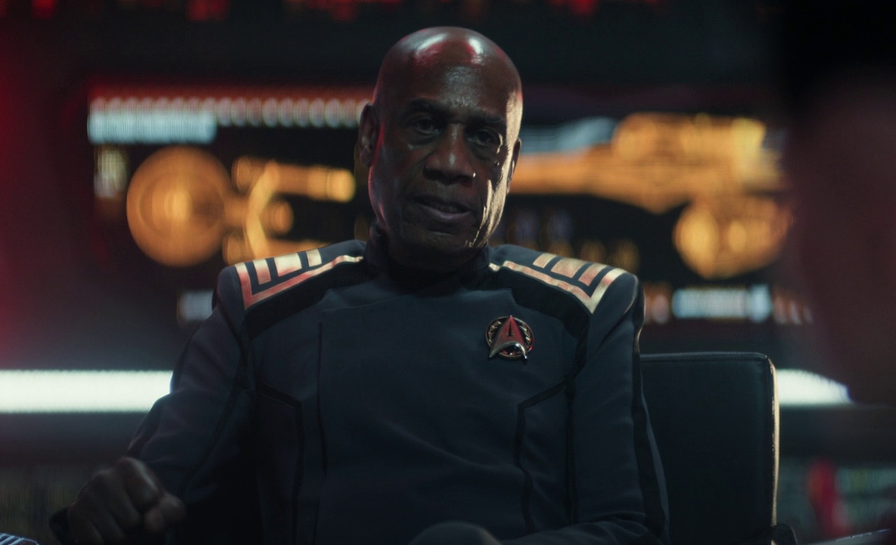 Still frame from Star Trek SNW 4x08 showing Reeger in the captain's chair