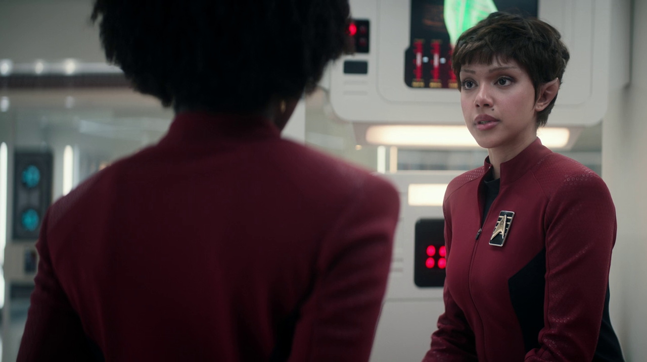Still frame from Star Trek SNW 4x08 showing Uhura with A'Sha in Sickbay