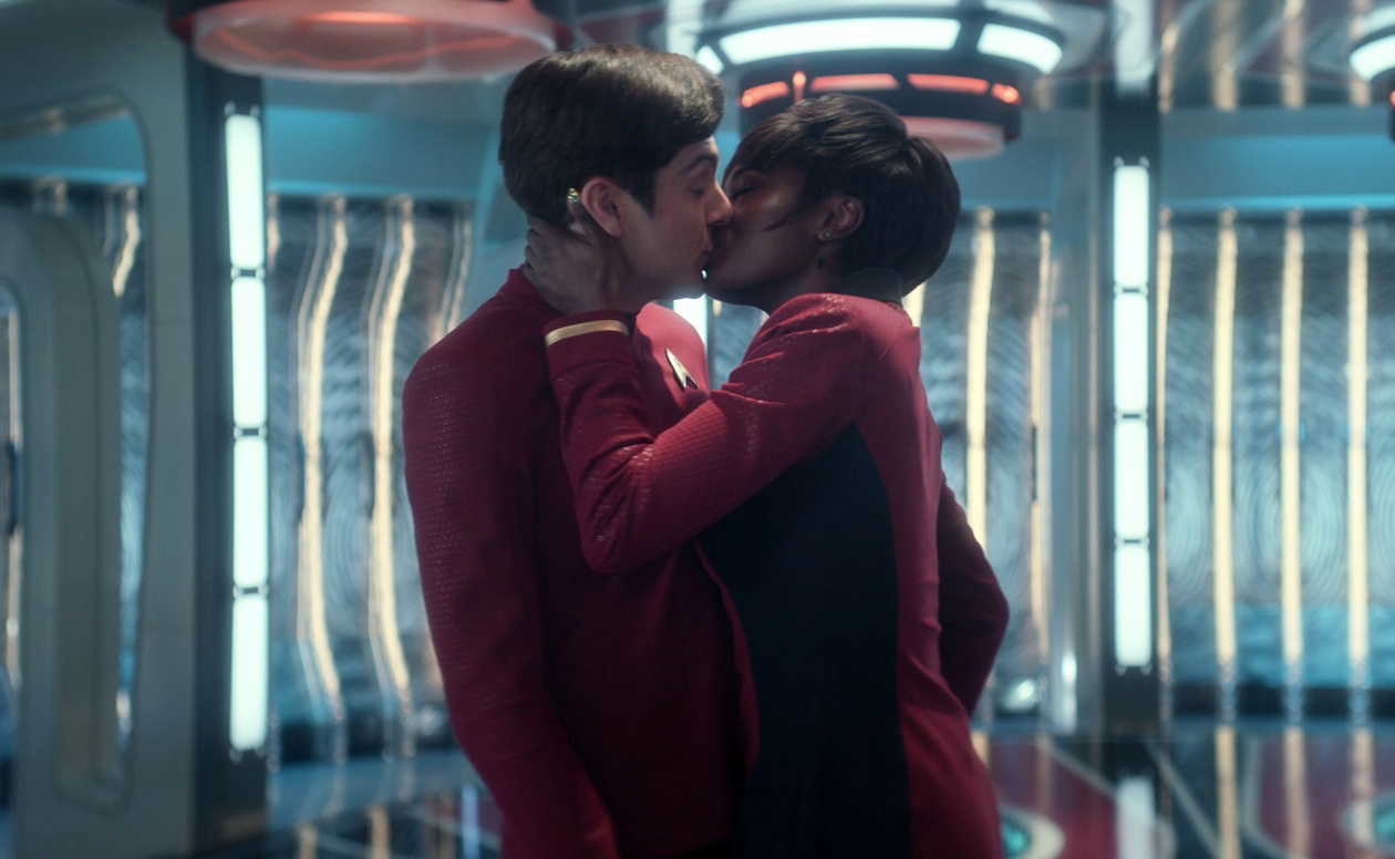 Still frame from Star Trek SNW 4x10 showing Uhura and Scotty kissing