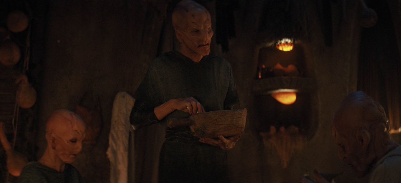 Still frame from Short Treks showing Saru with his family